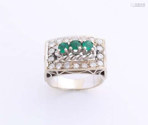 Large white gold ring, 585/000, with emerald and