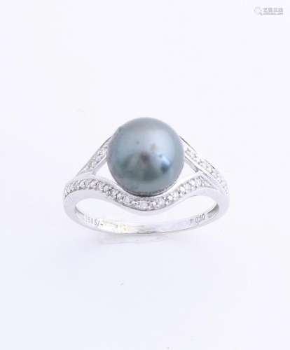 White gold ring, 585/000, with pearl and diamond. Ring