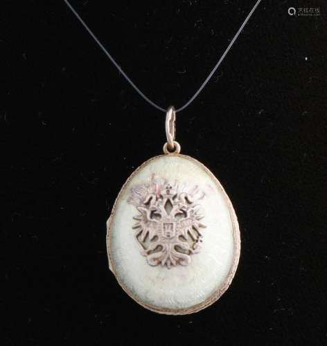 Pendant in the shape of an egg, gold on silver, 916/000
