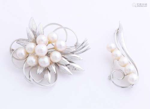 Two silver brooches, 925/000, with pearl. a large