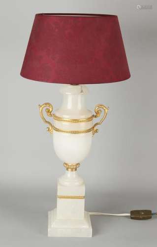 Italian alabaster table lamp with gold-plated brass.