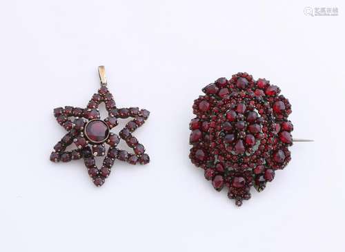 Brooch and pendant with garnet, a silver-plated pendant