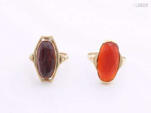 Two yellow gold rings, 585/000, with carnelian and