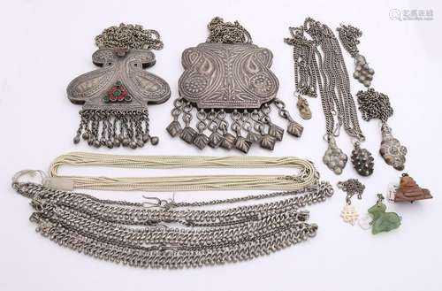 Great fate with jewelry with various coated chains,