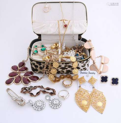 Box with various jewelry, mainly double. Among others,