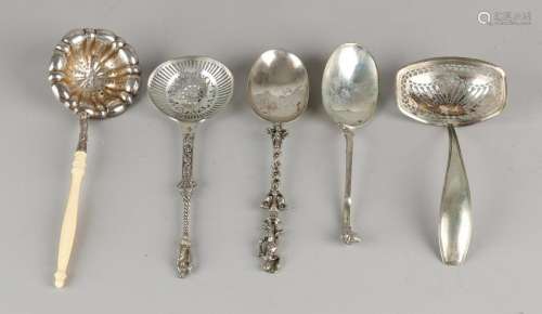 Lot with 5 silver spoons, 2 spoons, 833/000, with oval