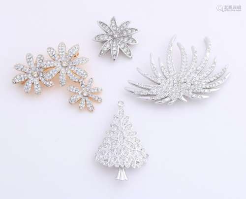 Lot with 4 Swarovski brooches, with a double brooch