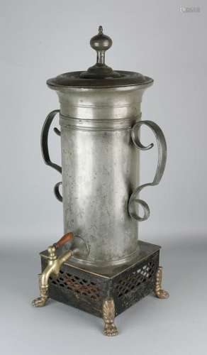 Rare large pewter tap jug with claw feet. Around 1800.