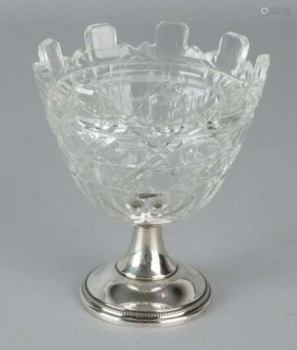 Cut crystal coupe with various sharps, scalloped top