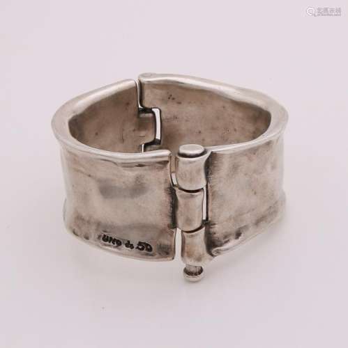 Wide bracelet with a slightly erratic shape with a