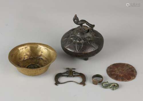 Five times diverse antique brass / bronze. Consisting