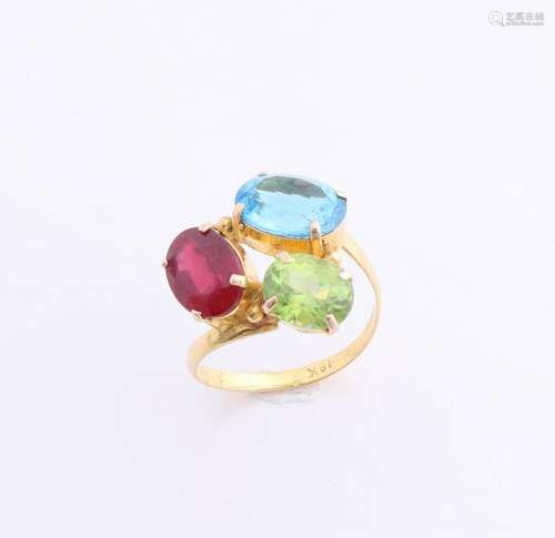 Yellow gold ring, 585/000, with 3 large colored stones.