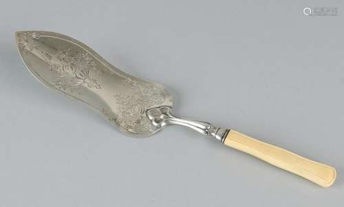 Silver fish scoop, 800/000, with a contoured scoop