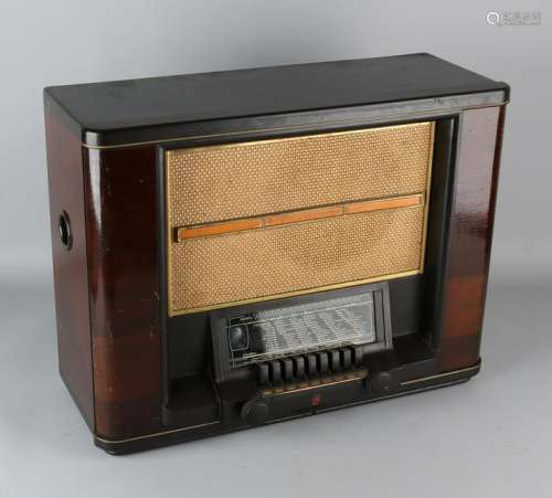 Antique Philips radio from bakelite. Anno 1936. Type