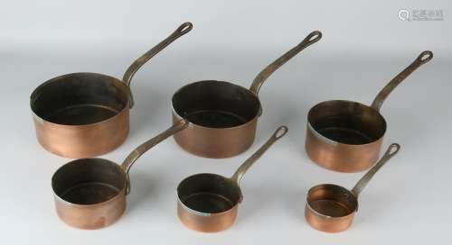 Six-piece copper pan set. 20th century. Dimensions: ø 9