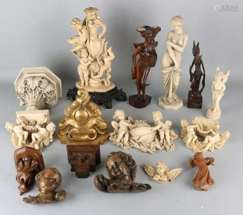 Lot of old decorative items. Divers. Among other
