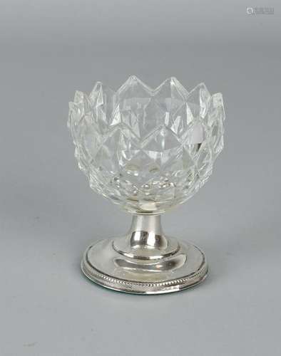 Cut crystal salt barrel with diamond cut on 835/000