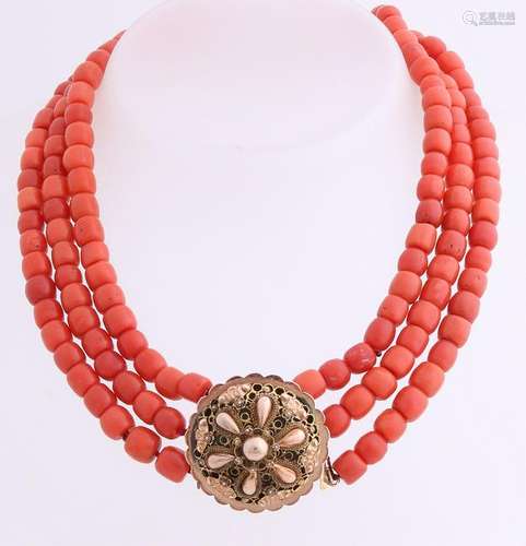 Blood coral necklace with yellow gold clasp, 585/000.