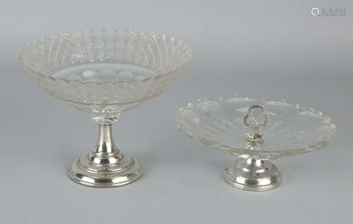 Two crystal bonbonniéres placed on silver base,