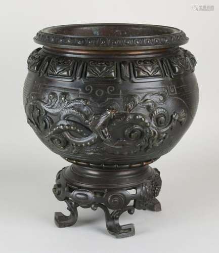 Antique Chinese or Japanese bronze pot with dragon
