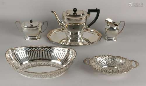 Lot old plated. Consisting of: Bread basket, tablet,