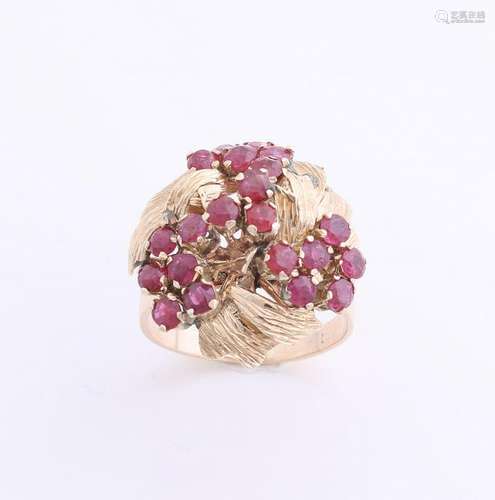 Yellow gold ring, 585/000, with rubies.Ring with a