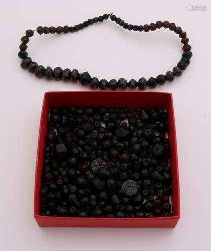 Lot with various faceted garnet beads. approx. 124