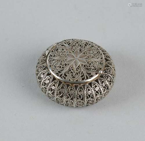 Filigree silver incense box. Dimensions: 4 cm. Weight: