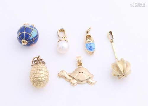 Six gold pendants, 585/000, a wooden shoe, turtle,
