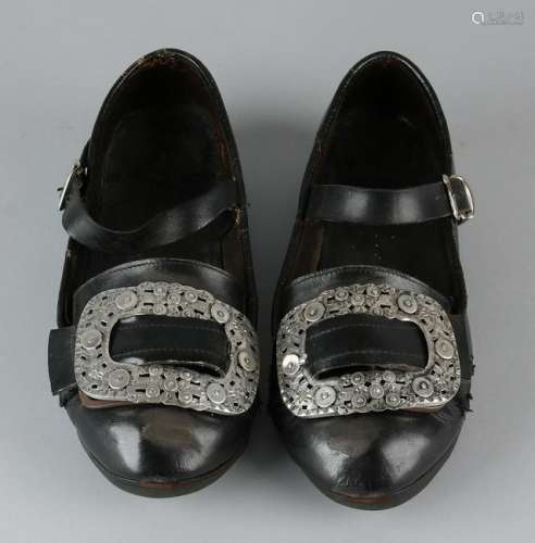 Traditional dress shoes with silver buckles decorated