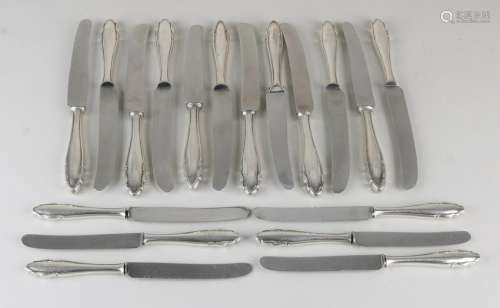 Lot with 18 knives with a silver contoured handle,