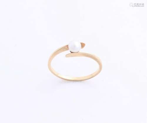 Yellow gold ring, 585/000, with pearl. Fine golden