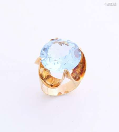 Large yellow gold ring, 585/000, with blue spinel. Ring