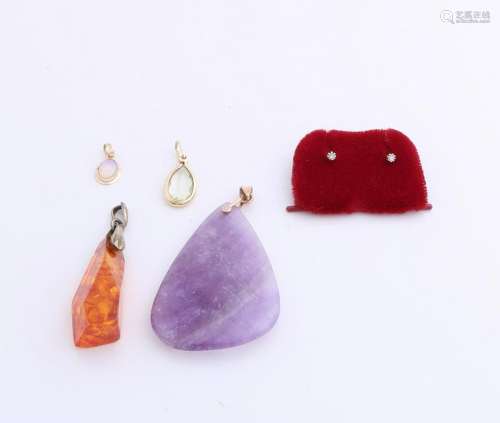Lot with pendants and earrings, amethyst and amber with