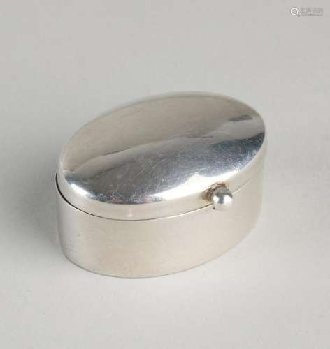 Silver pill box, 925/000, oval model with hinged lid.