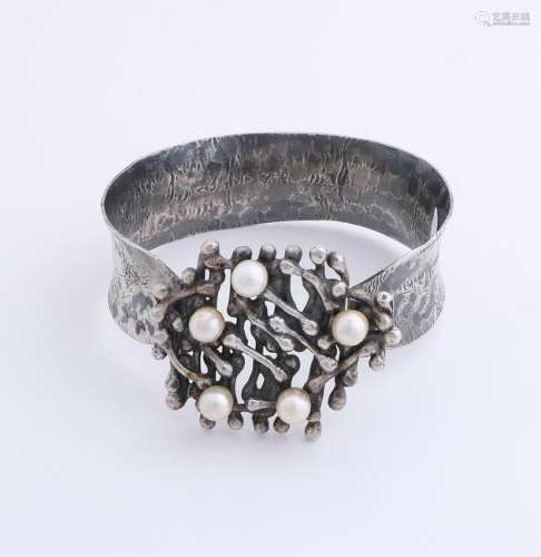 Silver bracelet, 925/000, with pearls. Hammered band,