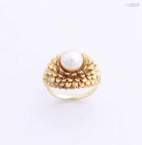 Yellow gold ring, 585/000, with pearl. Large decorated