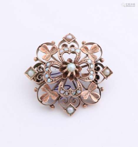 Classic brooch with pearls, 333/000. Brooch made of