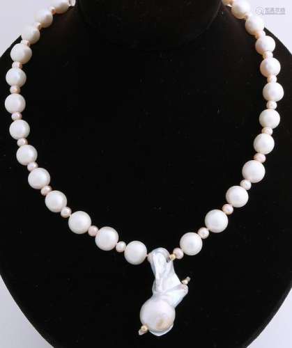 Freshwater pearl necklace with pendant and yellow gold