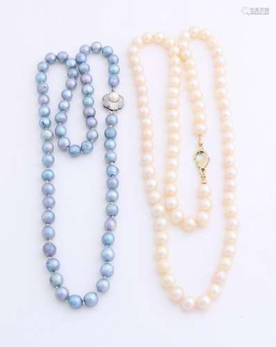 Lot with two pearl necklaces, a cord with cultive