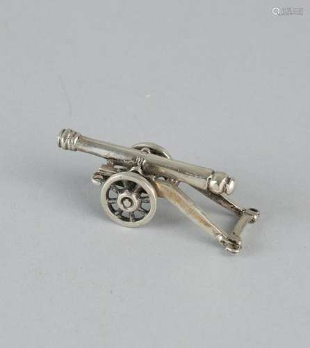 Silver 835/000 miniature cannon on a carriage with wire