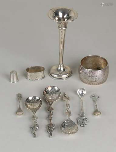 Lot of silver with a vase. napkin band, thimble band,