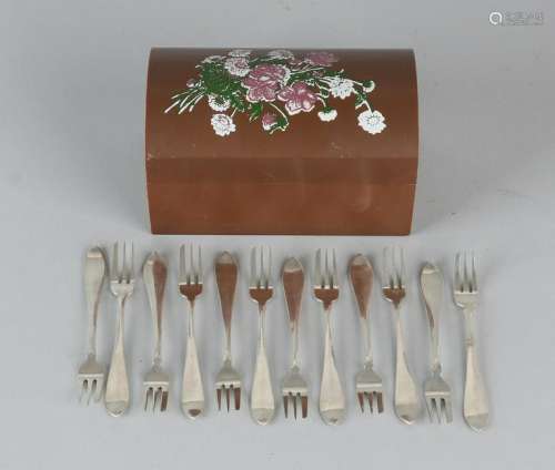 Twelve 835/000 silver pastry forks with incisor and