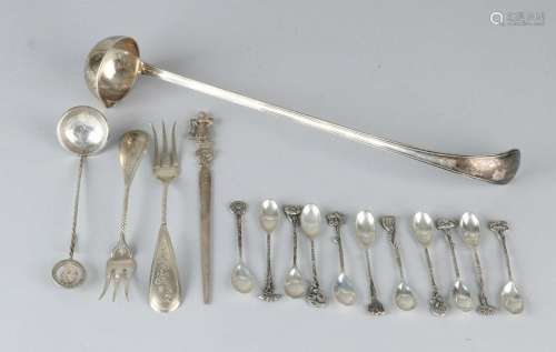 Lot of silver cutlery, 833/000, with a morel spoon with