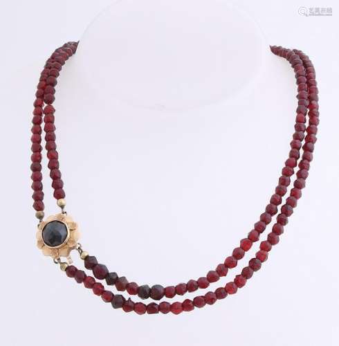 Necklace made of garnet with a yellow gold clasp,