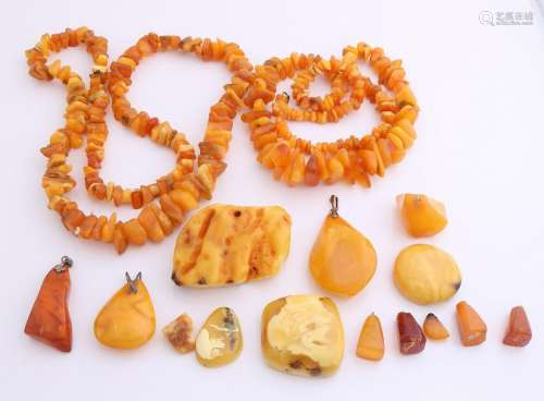Lot with various amber jewelry, 2 gradient necklaces
