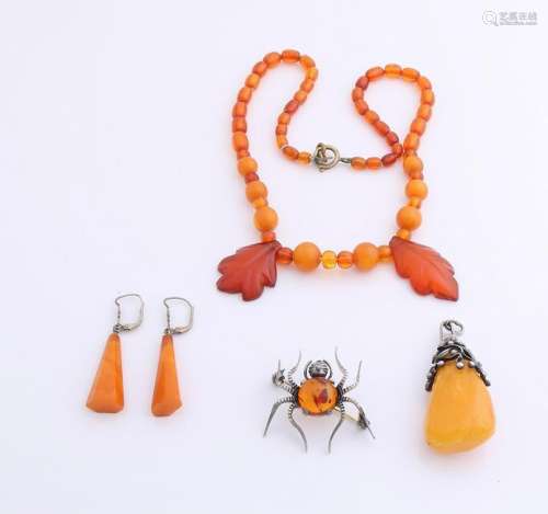 Lot of amber jewelry, with a necklace of amber with 2