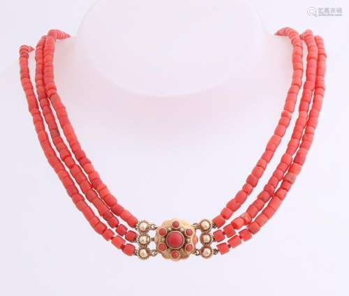 Blood coral necklace with a yellow gold clasp, 585/000.