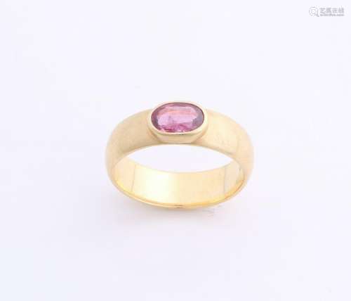 Yellow gold ring, 750/000, matted, with oval faceted