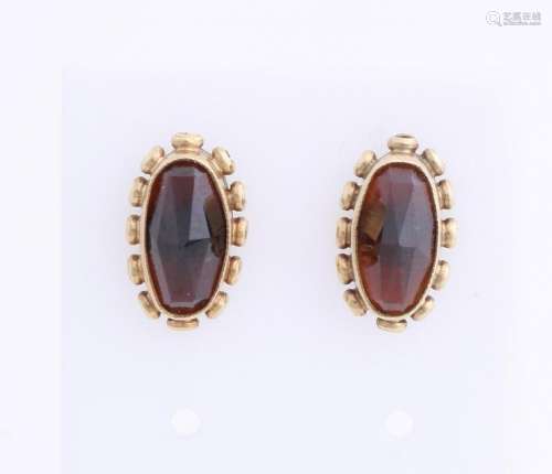 Yellow gold earrings with garnet, 585/000. Oval